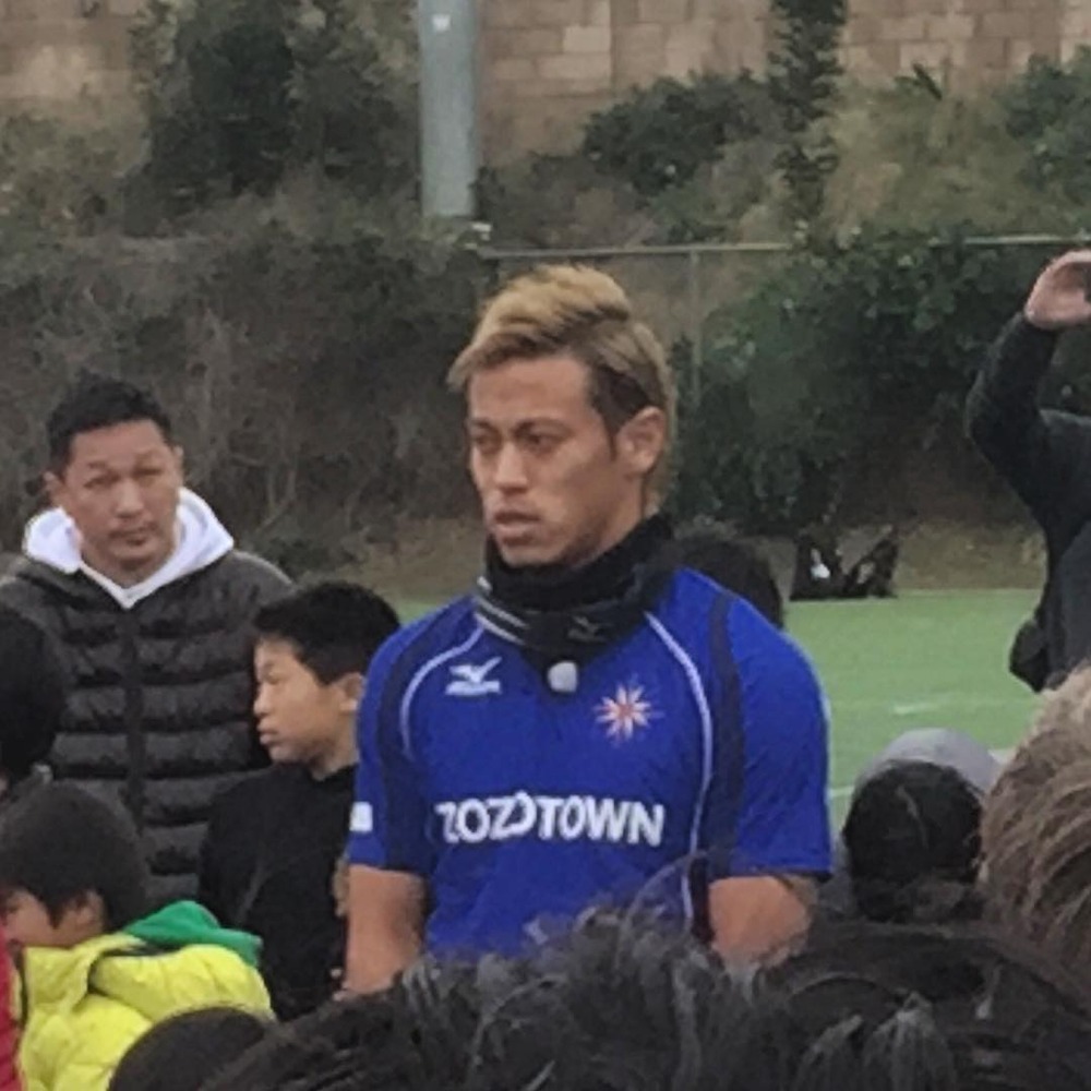 ◆画像◆本田圭佑　ロサンゼルスでサッカー教室　濃厚なファンサービスも……