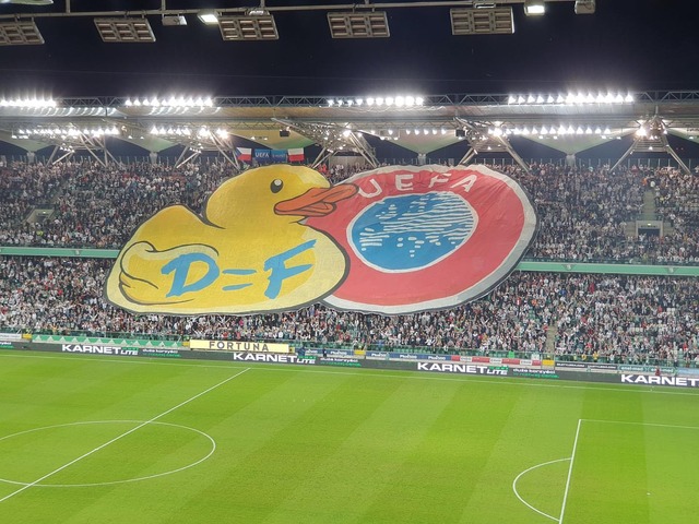 ◆悲報◆レギア・ワルシャワのサポ、懲罰の腹いせにUEFAを挑発！アヒル(DUCK)フラッグD=FでＦ○CK