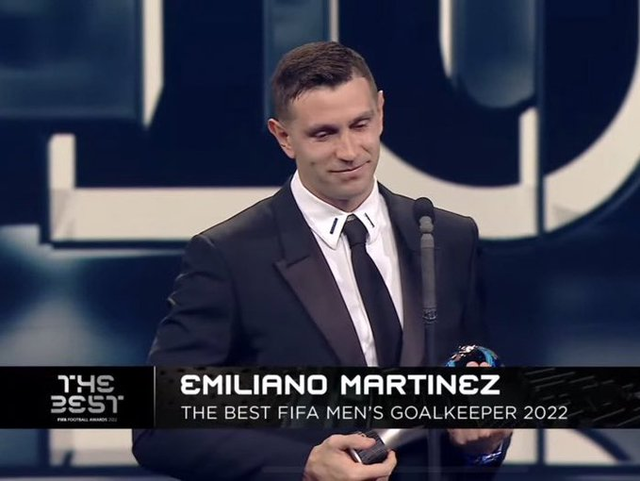 ◆悲報◆FIFA TheBest GK部門にアルヘン代表GKマルティネスが選ばれた瞬間のエンバペが怖い顔をしていると話題に！