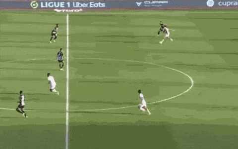 ◆Gif小ネタ◆悲報：南野タキ、イェデルのポストプレーで丁寧に落としてもらったのにDFの姿見た途端に背中を向けてタコ踊りを始めてしまう😭