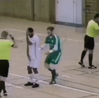 ◆Gif小ネタ◆殆どコント！？FKの壁に立つ選手の位置をズラす敵と直すGKの終わりなき戦い！