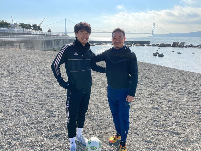 ◆画像◆香川真司さんと長友佑都さん、海辺でトレーニング？