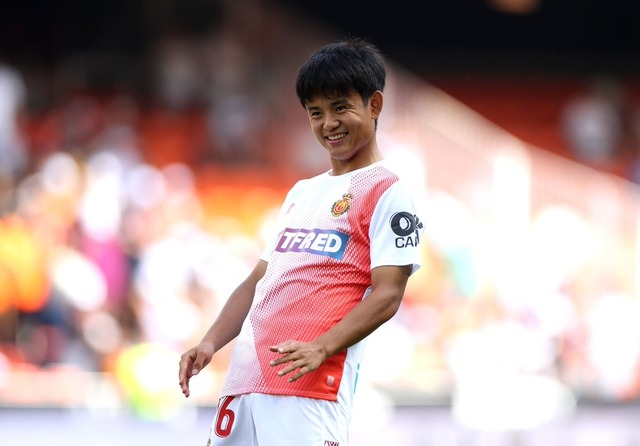 ◆画像◆バレンシア戦開始直前ウォームアップ中の癖になりそうな久保建英くんさん