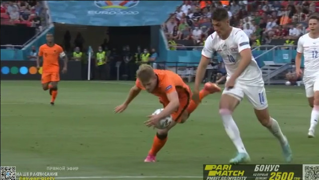 ◆悲報◆ユーベのオランダ代表DFデ・リフトさん、ボールに翻弄されてコケる直前手でボール掻き出して一発退場(´・ω・｀)