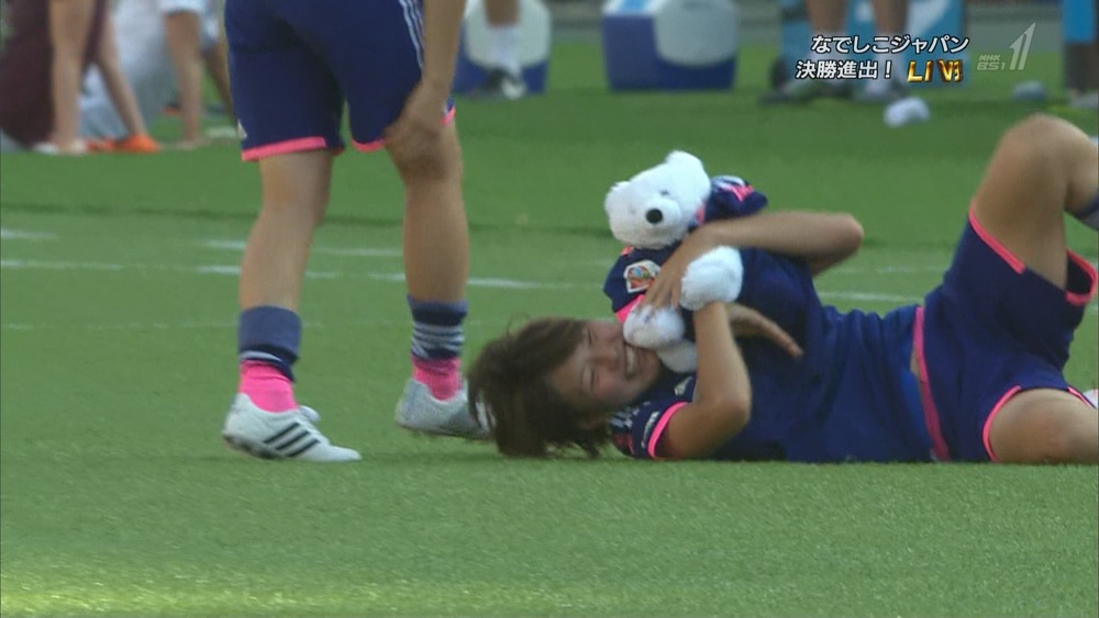 ◆画像小ネタ◆安藤熊と戯れる熊谷紗希（´(ｪ)｀）