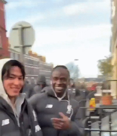 ◆動画小ネタ◆朝の散歩中セディオ・マネにファンサしなよと促される南野拓実…お世話係はマネ？