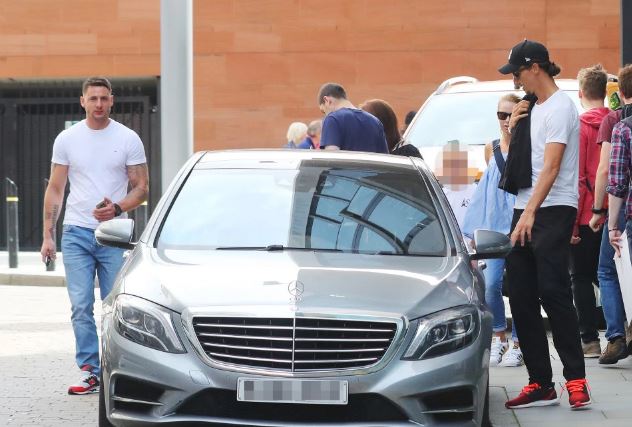 ◆プレミア◆吉か凶か？マンU移籍のイブラヒモビッチ、ファン・ハールが乗ってた中古のメルセデスを譲り受ける