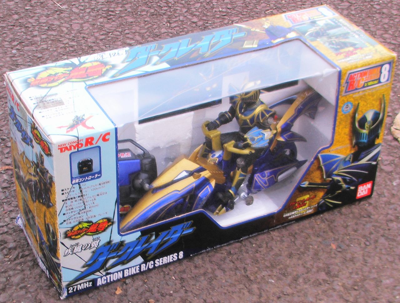 ラジコン 仮面ライダーナイトサバイブ でちょっと遊んでみました 
