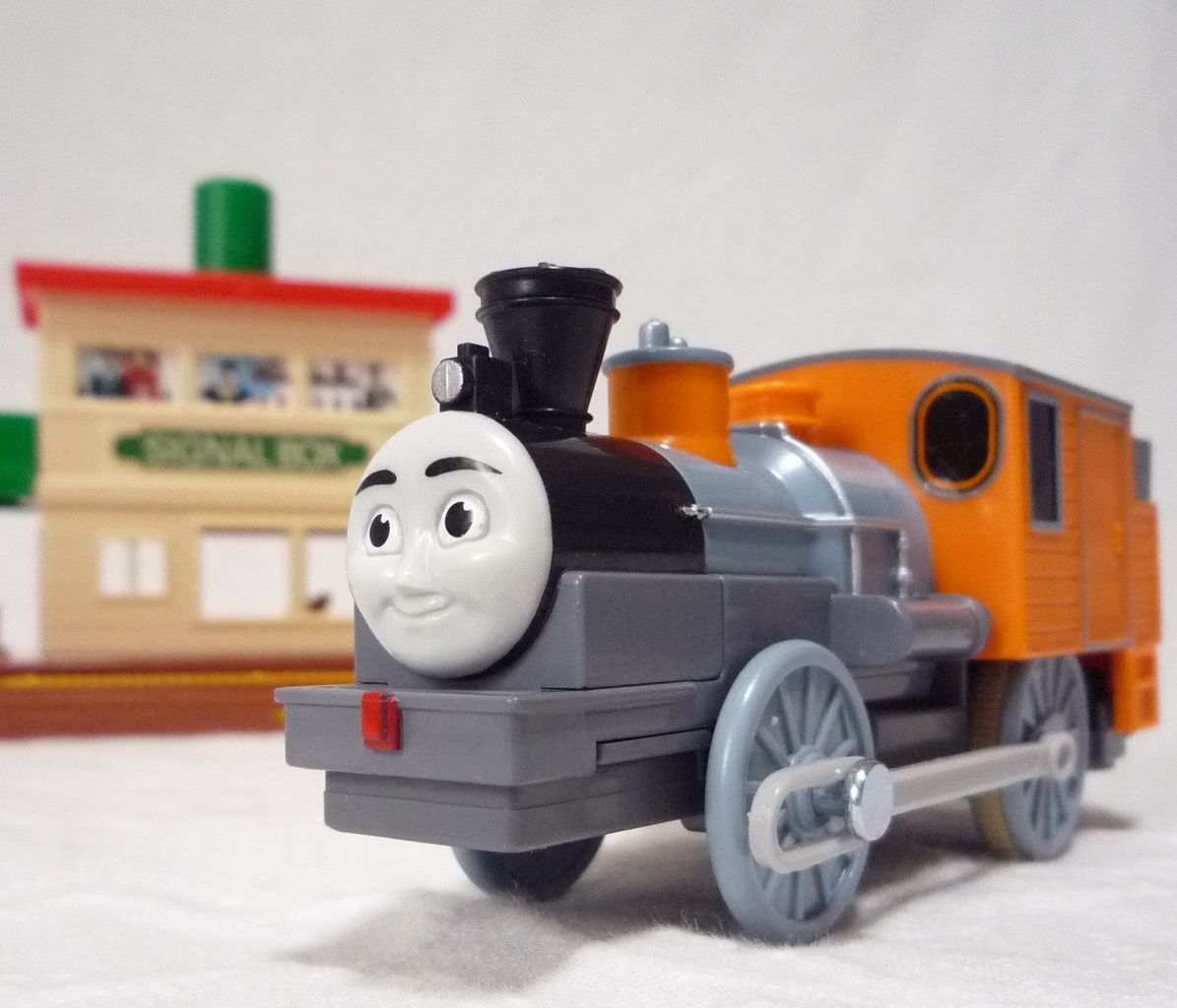 プラレール トーマス&バッシュの丸太つみおろしセットとプラレール ダッシュ プラレール トーマス&バッシュの丸太つみおろしセットと