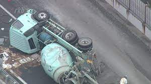【九州自動車道】「トラックを避けようと」ミキサー車が高速道路で横転しコンクリートが“流出”～九州道