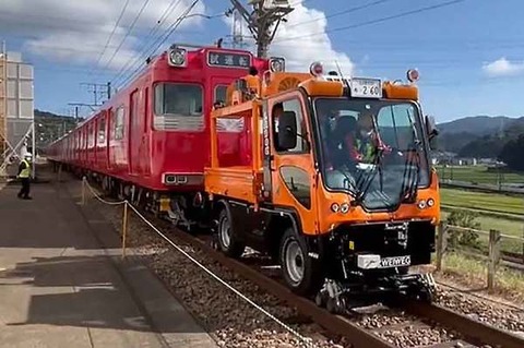 電車を引っ張る軽トラ、かっこよすぎるwwwwww