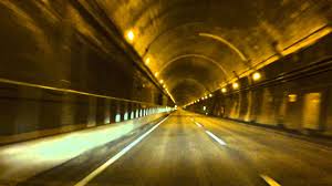 高速道路の長いトンネル運転するのがめっちゃ怖いんやがわかるやつおる？