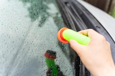 【悲報】車のガラスの撥水コーティングをしてるやつｗｗｗｗｗｗｗ