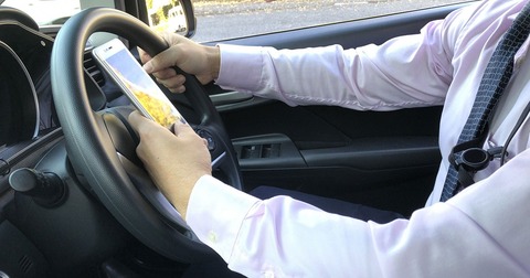 【悲報】いまだに『スマホ』を触りながら車を運転してるやつ、ちょっと来いｗｗｗｗｗｗ