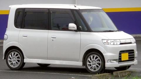 Daihatsu_Tanto_Custom_2005