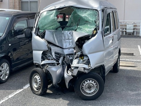 【画像】軽自動車、芸術点の高い事故り方をしてしまう