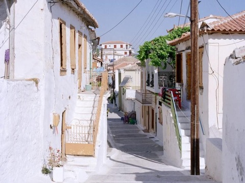 日産『マーチ』、ギリシャの路地で壁と壁に挟まり乗り捨てられるwwwwwwwww