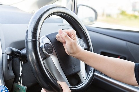 【悲報】後続車「ピーーーーーーーーーーーーー！！！！！」ワイ「は！？」
