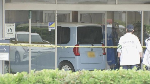 【悲報】車、ガチで病院に突っ込んでしまう！！！！！！