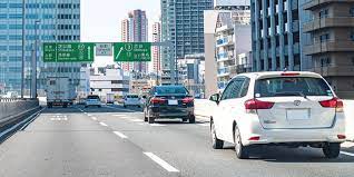 高速道路、バイパスの右車線で先頭になったら後ろのやつに先頭譲るやつｗｗｗｗｗｗｗｗｗｗｗｗ