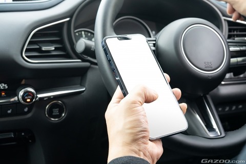 【悲報】車の運転中に『スマホ』をいじってるやつｗｗｗｗｗ