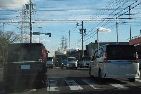 【悲報】軽自動車「左折するか。一旦右の車線に膨らんで...と」←これｗｗｗｗ