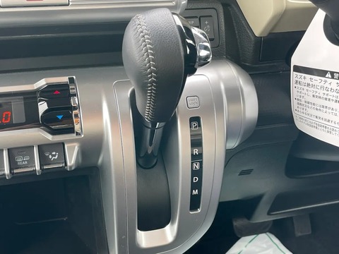 ワイ、『オートマ車』を運転してるの見る度に笑ってしまうんだけど・・・・