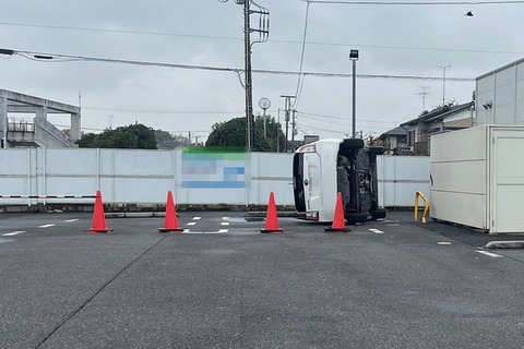 どうしてこうなった！？　コンビニの駐車場で車が横転　いつでも誰かが助けてくれるとは限らない