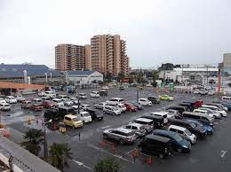 【悲報】日本人、金がなくてついにホームセンターの駐車場でピクニックし始めるwwww