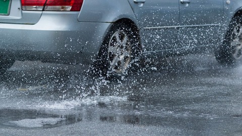 【悲報】けっこうな『水』を垂れ流しながら走る車がいたんだけど・・・・