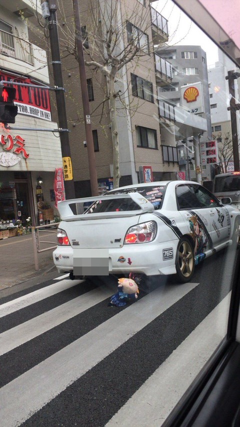 車のマフラーとかフックにアニメのキーホルダーぶら下げてる奴ｗｗｗｗｗｗｗ