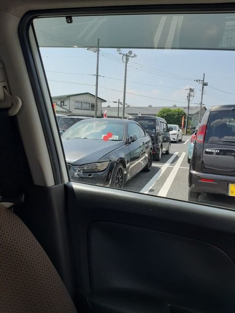 【画像】パチ屋の駐車場にとんでもない車がいたんだがwwwwwwww