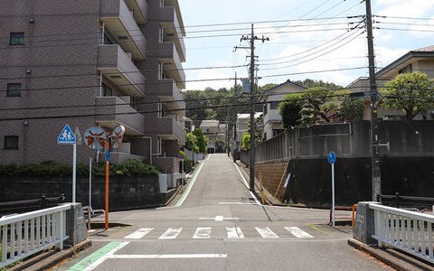 【悲報】優先道路を走行中、脇道から右折してきた車に突っ込まれた結果・・・