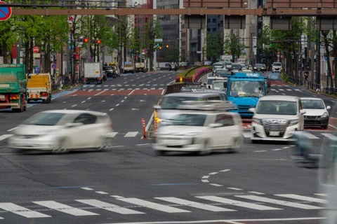 『老人車』と『若者車』が信号で追突した結果・・・・・・・