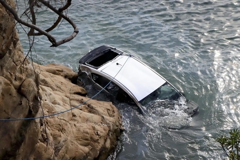 俺「車で水に落ちたらまず完全に水没するまで待て！」←これ