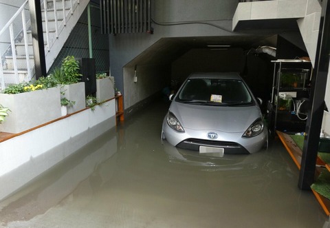 【速報】日本が誇る水道、ガチで車に攻撃をしてしまった結果ｗｗｗｗｗ