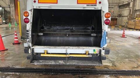 【悲報】作業員、『ごみ収集車』の投入口に巻き込まれた結果・・・・