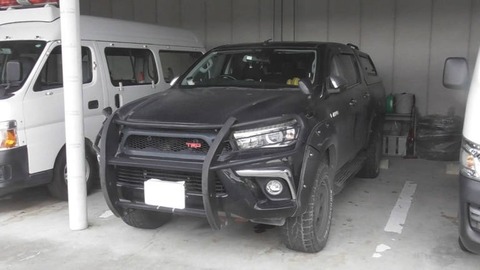 【悲報】トヨタ・ハイラックス（幅190cm）、4mの道路を爆走した結果・・・・