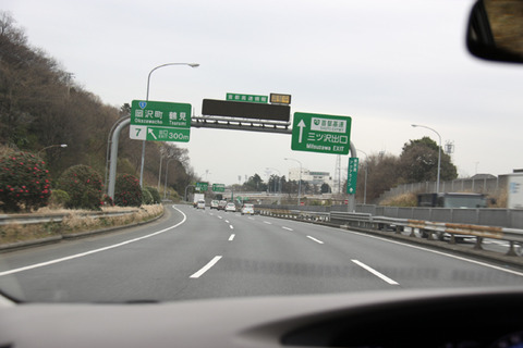 【悲報】高速道路でワイ「ふわ～ぁ！ねむねむンゴねぇ…路駐するか！」←これ