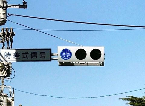 【悲報】信号が『青』になったのに進まない車ｗｗｗｗｗｗｗ