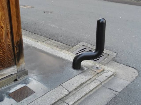 京都人「うちの敷地に入ってくんじゃねえ！！」←車妨害するためにポールを立てる