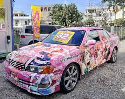 車にアニメのシール貼りまくった改造車に乗ってるメガネかけた男の人いるでしょ？