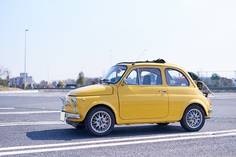 【画像】福岡でガチで『小さい車』が走ってたんだけどｗｗｗｗ