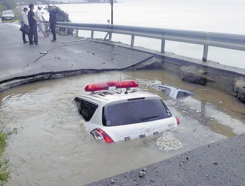 「陥没した道路に車が水没した」と通報、駆けつけたパトカーも同じ穴にwwwwww