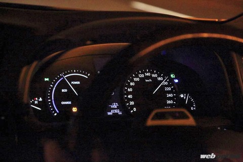 【疑問】なぜ制限速度は『120km/h』が最高なのに車のリミッターは180km/hなんだ？？？？