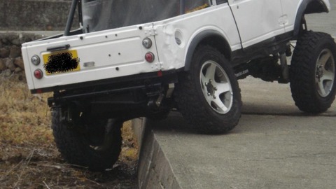 たまにタイヤが『内股』になってる車がいるけど・・・・・