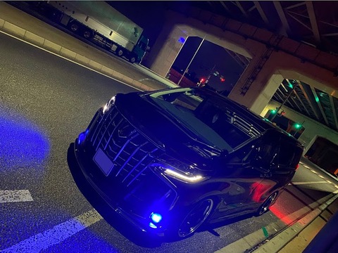 【急募】黒アルファード+青いフォグランプ+8888ナンバー←あと一つは何？