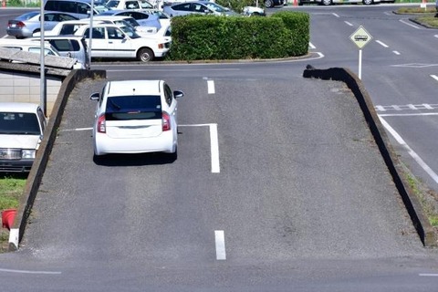【緊急】マニュアル車の坂道発進が苦手なんだがどうすりゃいいの？