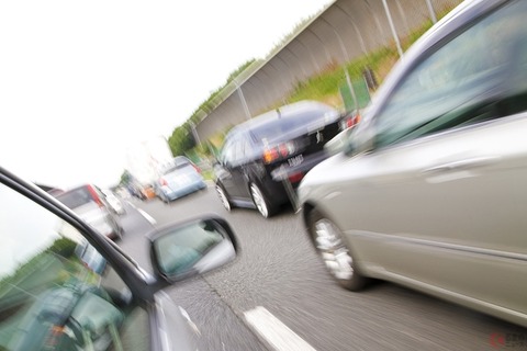 【悲報】パッパ、追い越し車線を『100km/h』で走り続けて煽られてしまうｗｗｗｗｗｗｗ