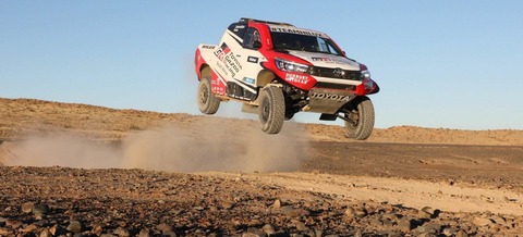 toyota-hilux-v8-2018-dakar-4x4-5_1440x655c